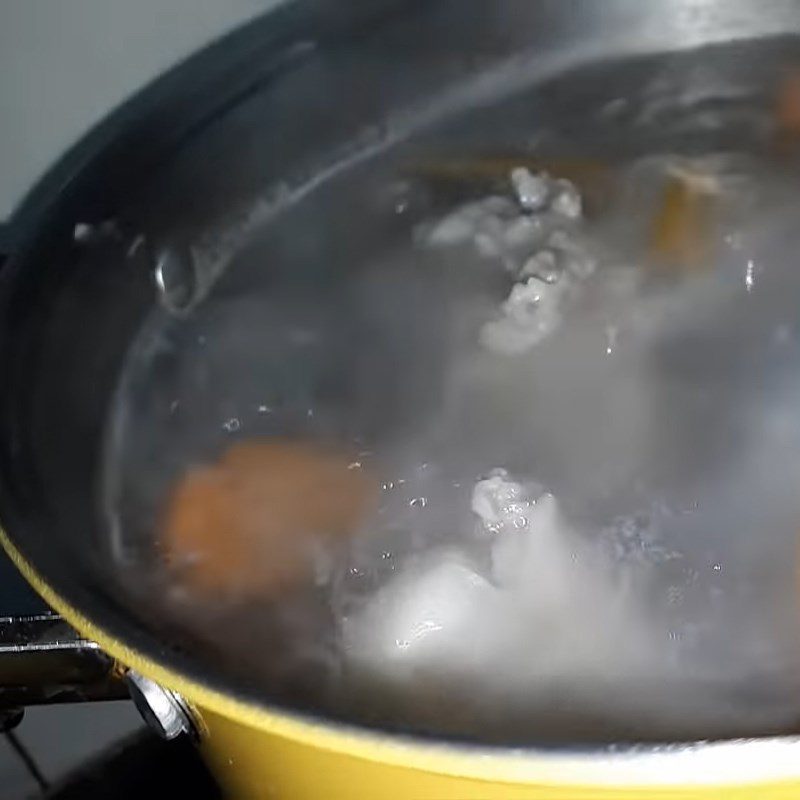 Step 3 Cook the broth for pork bone noodle soup with shrimp