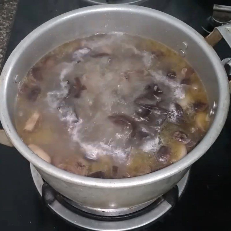 Step 5 Cooking the pigeon broth for vermicelli