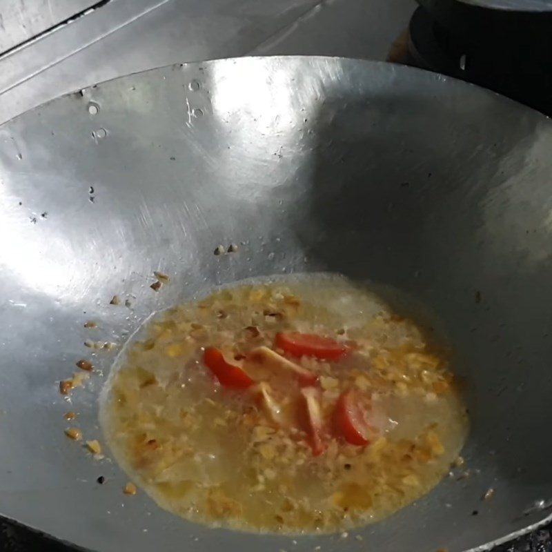 Step 3 Cook the broth for crab and water spinach hotpot