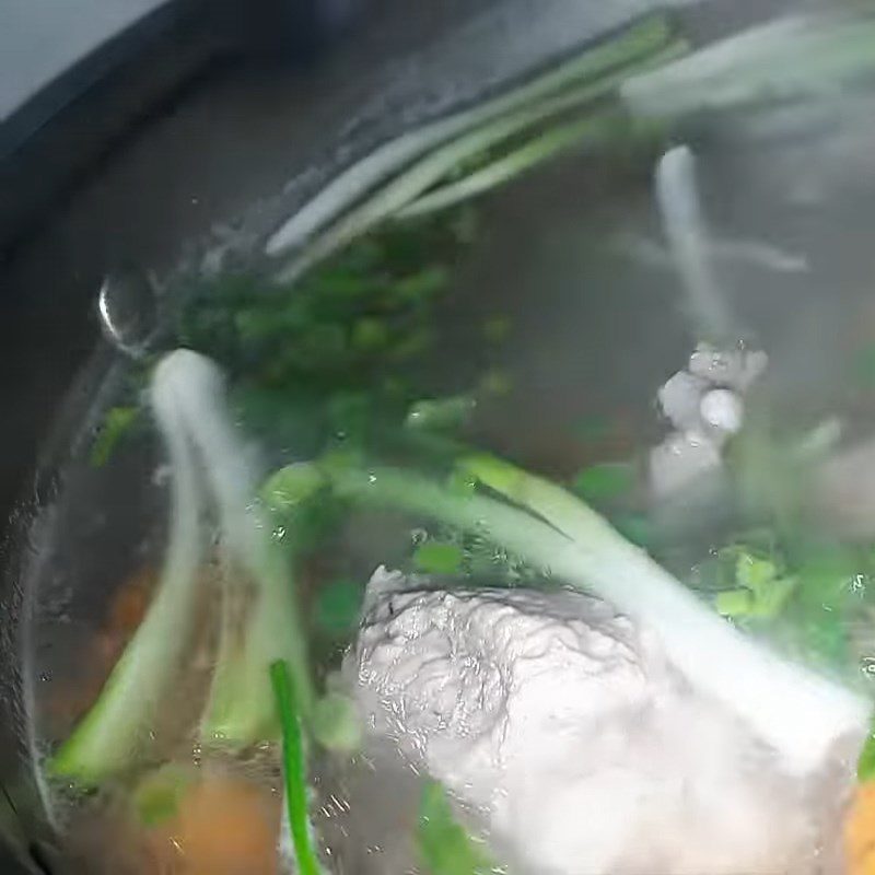 Step 3 Cook the broth for pork bone noodle with shrimp