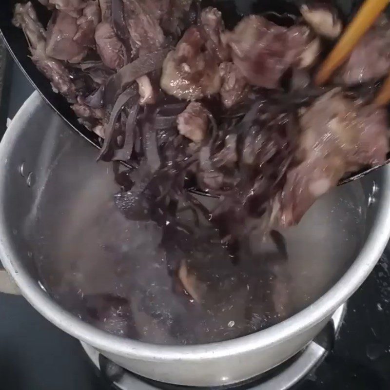 Step 5 Cooking the pigeon broth for vermicelli