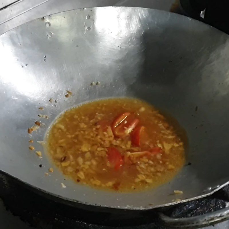 Step 3 Cook the broth for crab and water spinach hotpot