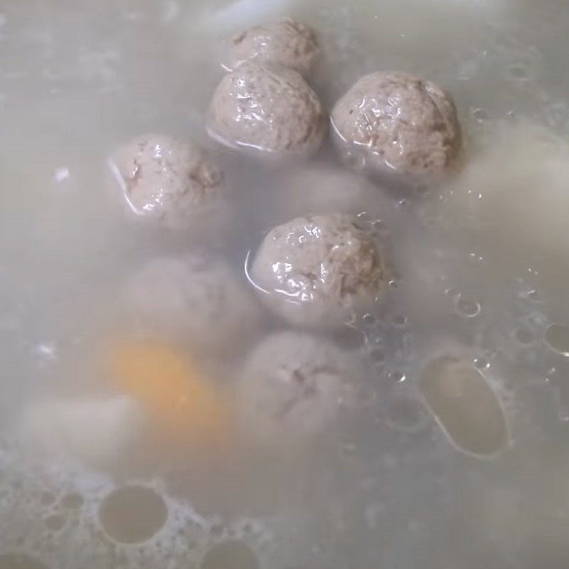 Step 5 Make the broth for beef ball noodle soup