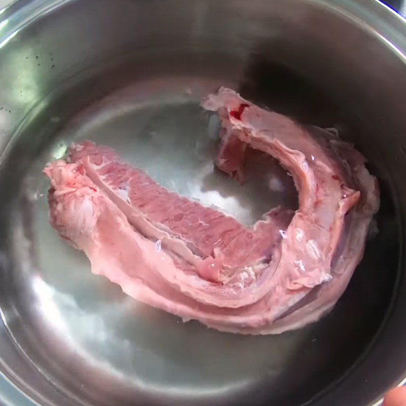 Step 3 Cooking the broth for beef ball noodle soup