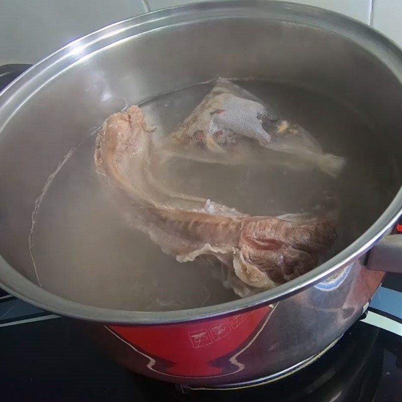 Step 3 Cooking the broth for beef ball noodle soup