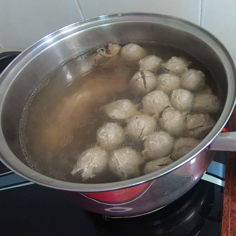 Step 3 Cooking the broth for beef ball noodle soup