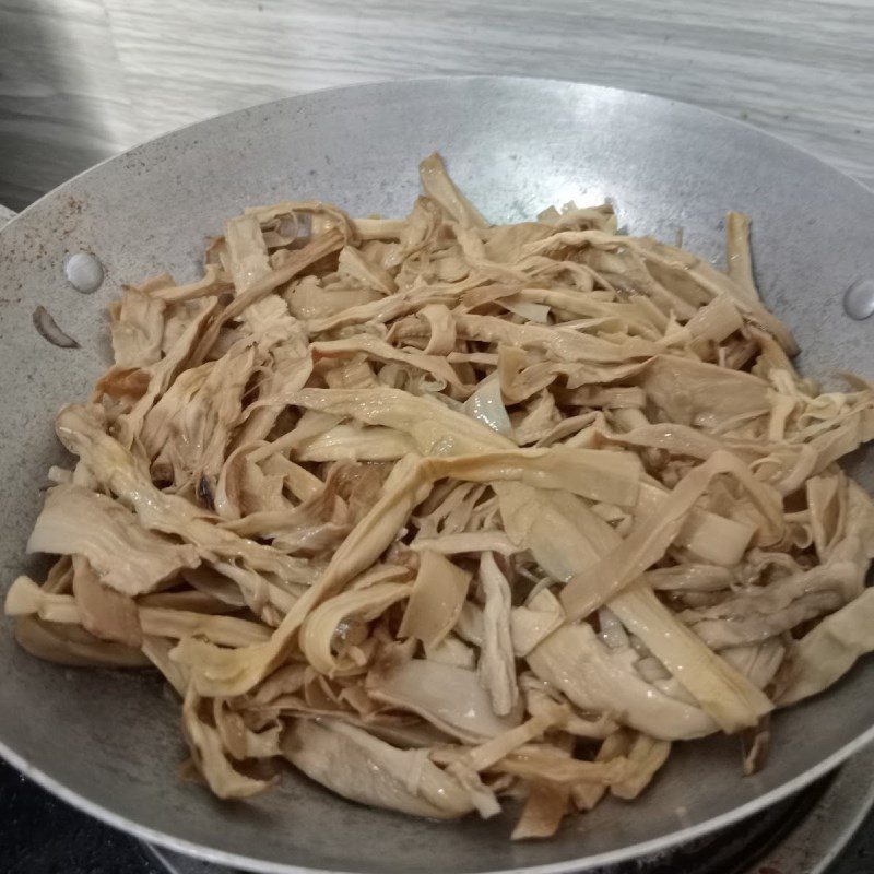 Step 3 Cook the broth Chicken bamboo shoot noodles