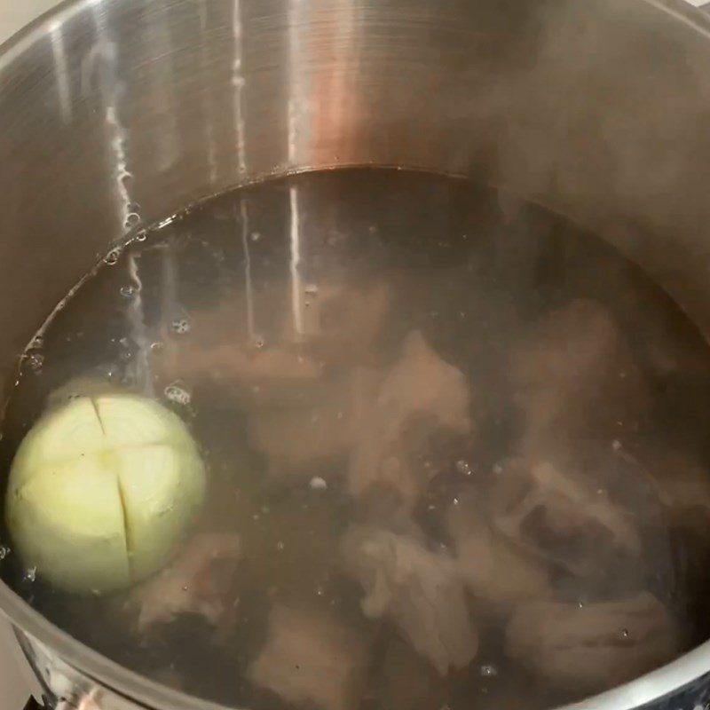 Step 5 Cooking the broth for crab noodle soup with pork leg