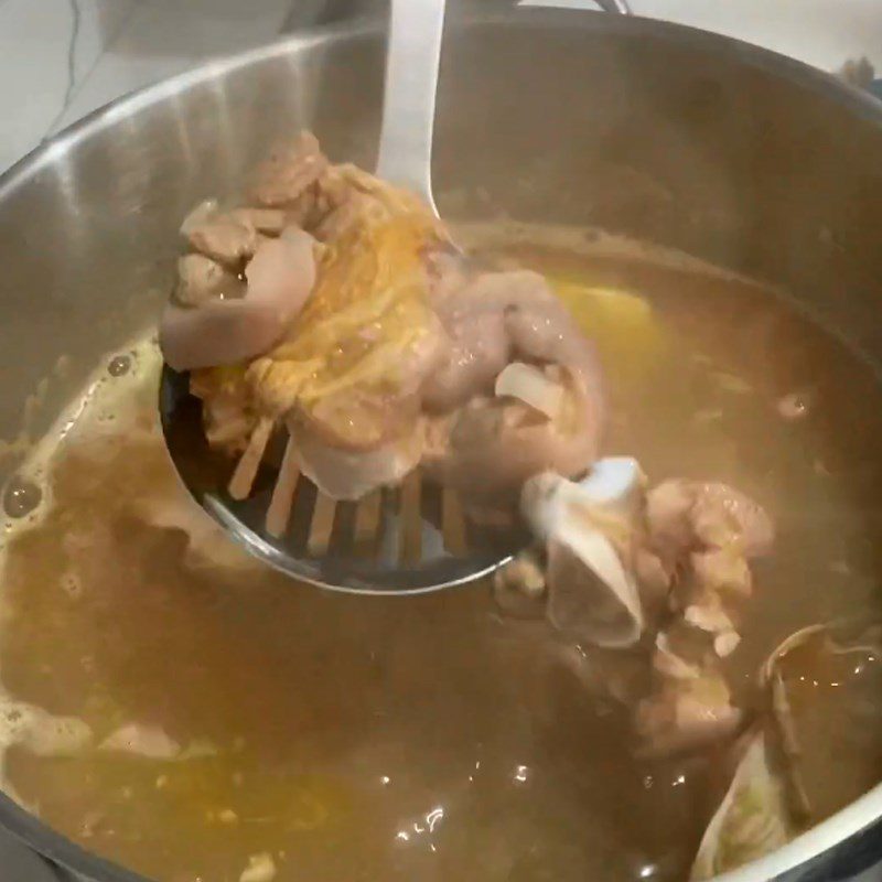 Step 5 Cooking the broth for crab noodle soup with pork leg