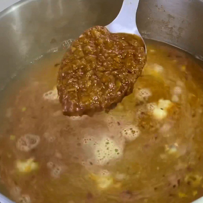 Step 5 Cooking the broth for crab noodle soup with pork leg