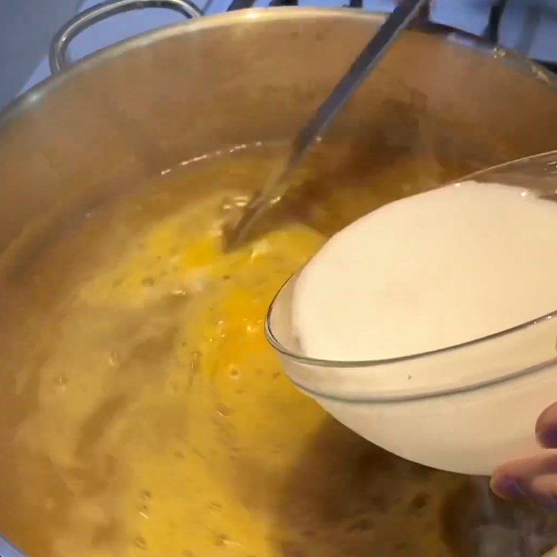 Step 5 Cooking the broth for crab and pork leg noodle soup