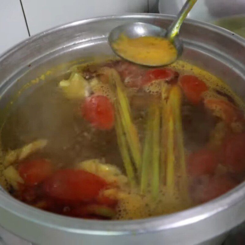 Step 3 Make the broth for vegetarian fish cake noodle soup with seaweed cake