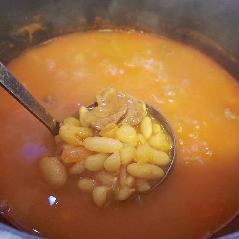 Step 3 Cook the broth with lamb and white beans in tomato sauce