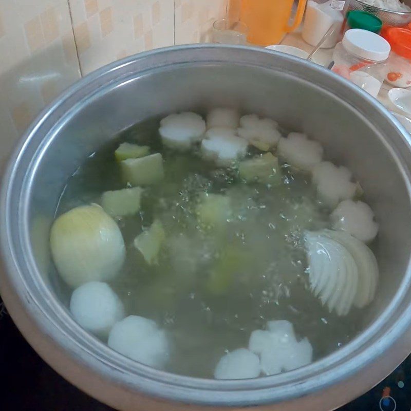 Step 3 Cooking the broth for mixed vegetarian cake noodle