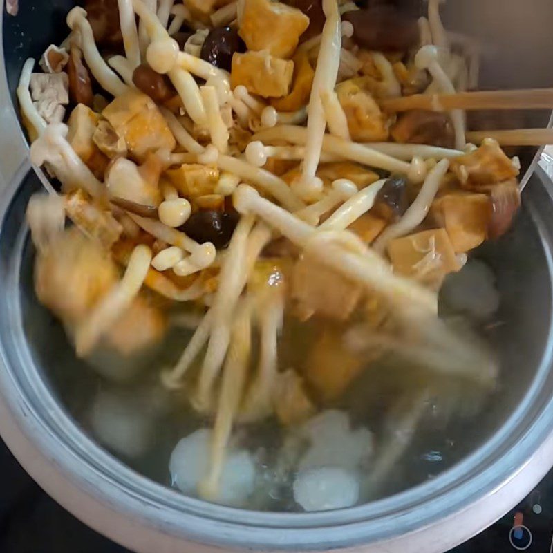 Step 3 Cooking the broth for mixed vegetarian cake noodle