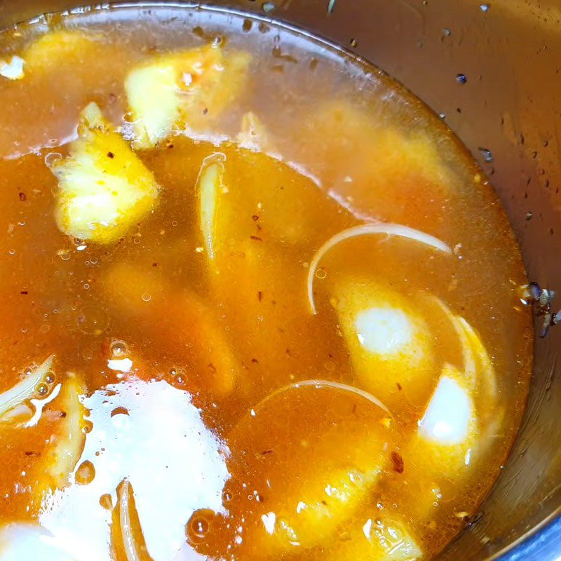 Step 3 Cooking the broth for canned sardine noodles