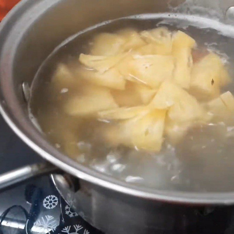 Step 3 Cook the broth for squid noodle soup