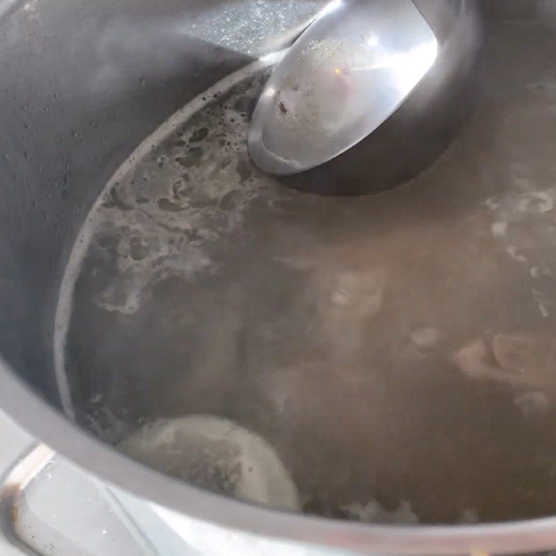 Step 4 Cook the broth for grilled pork with rib