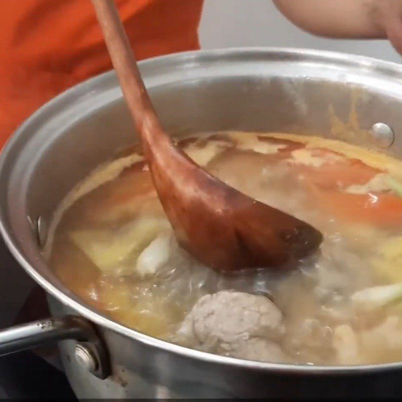 Step 3 Cook the broth for squid noodle soup