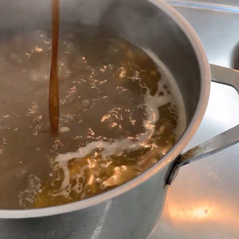 Step 4 Cook the broth for grilled pork with rib