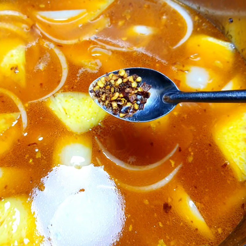 Step 3 Cooking the broth for canned sardine noodles