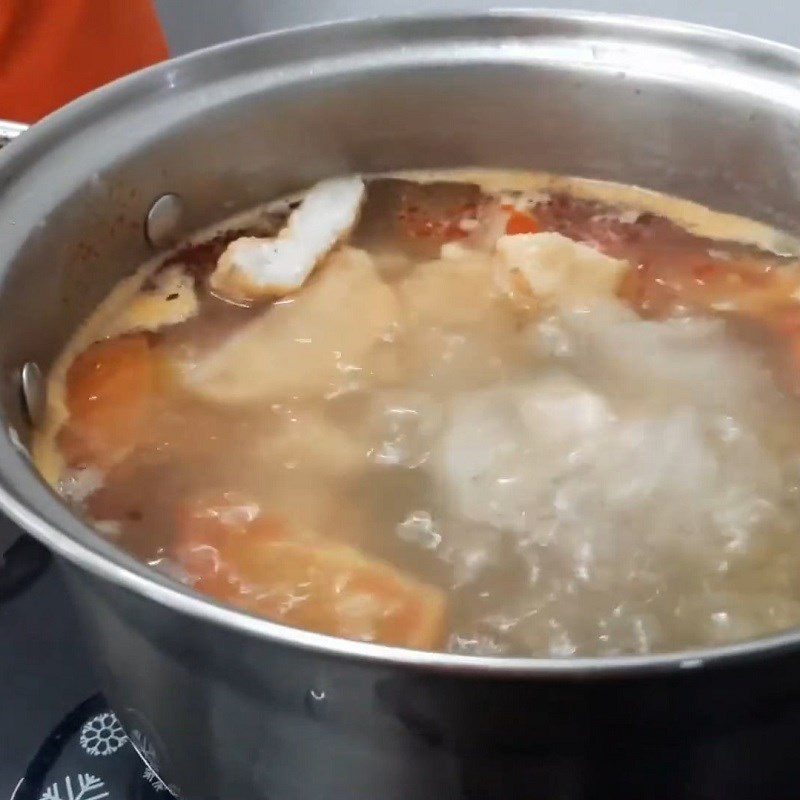 Step 3 Cook the broth for squid noodle soup