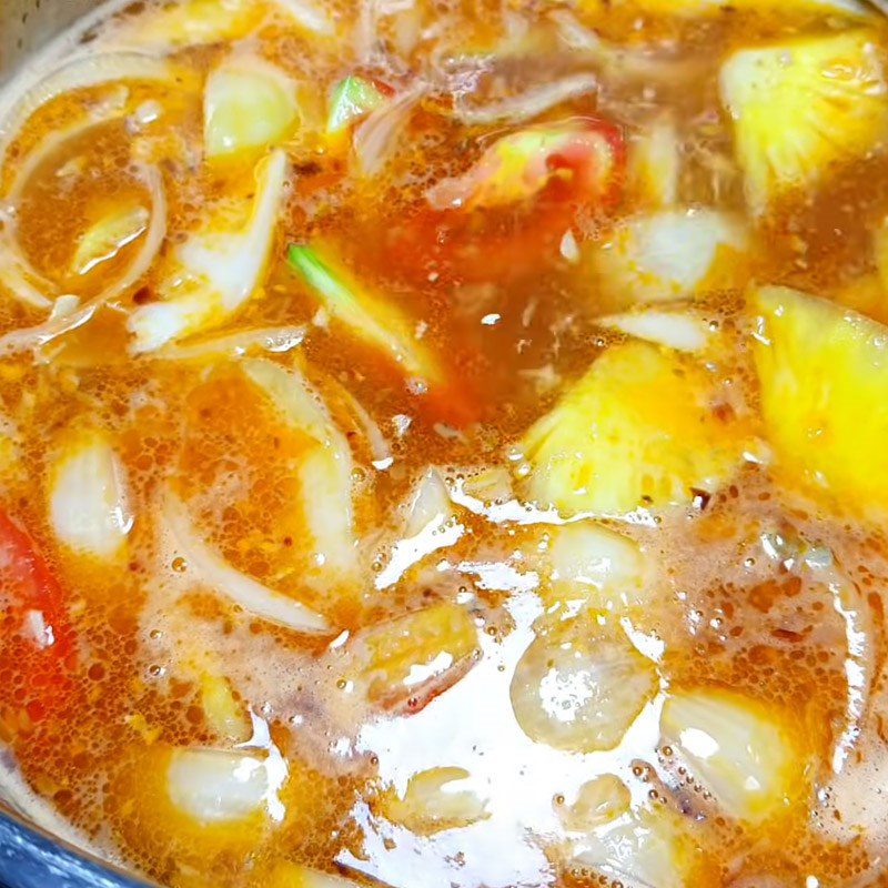 Step 3 Cooking the broth for canned sardine noodles