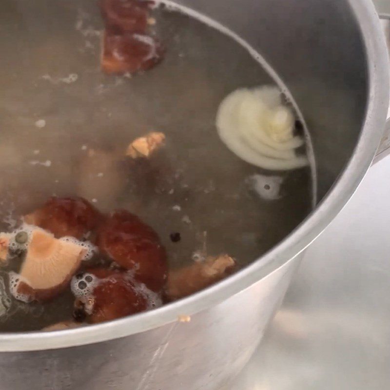 Step 4 Cook the broth for grilled pork with rib