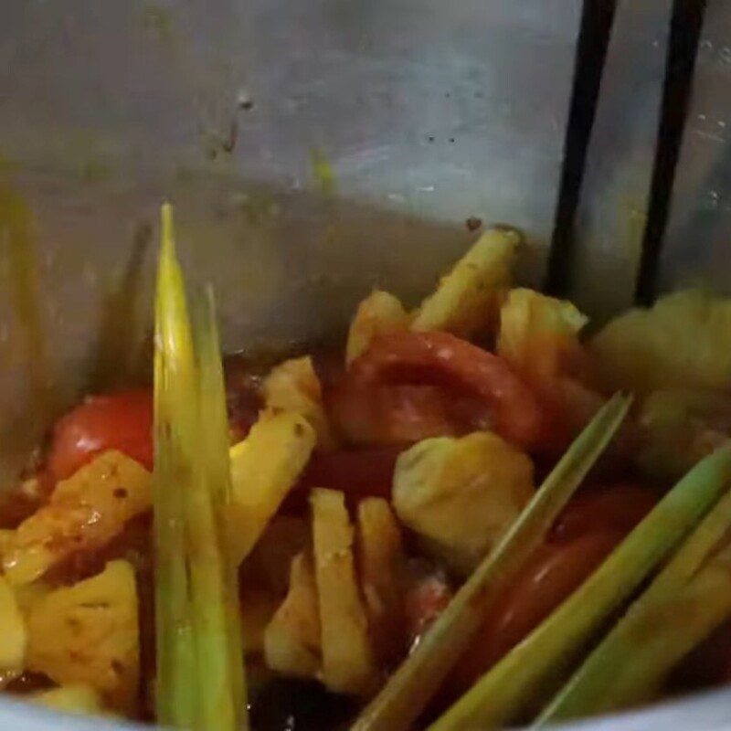 Step 3 Make the broth for vegetarian fish cake noodle soup with seaweed cake