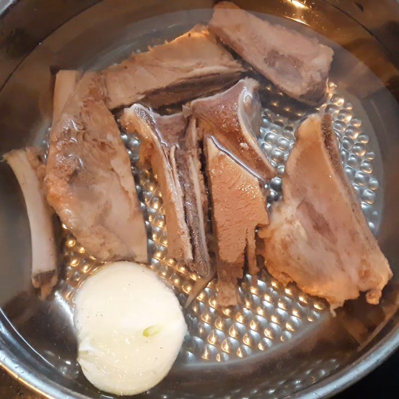 Step 3 Cooking the broth for Mixed Noodles
