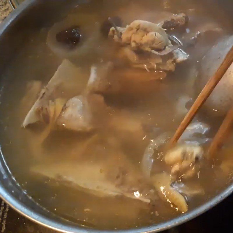 Step 3 Cooking the broth for Mixed Noodles