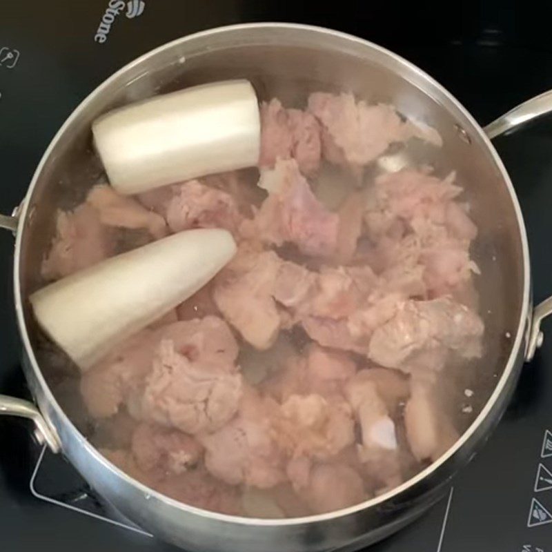 Step 3 Prepare the broth for Mixed Vermicelli with Satay