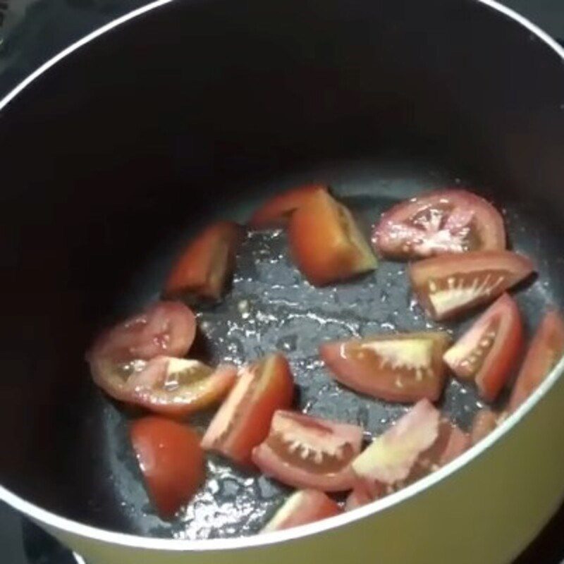 Step 3 Cook the broth for vegetarian fish noodle soup from pre-made fish cake