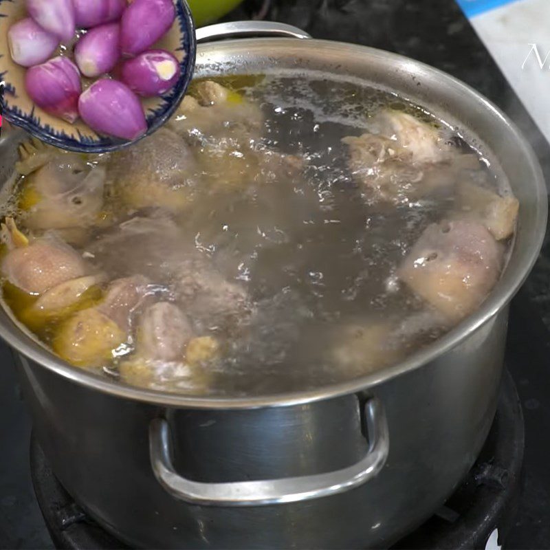 Step 2 Cook chicken broth Quang noodles with chicken in Da Nang