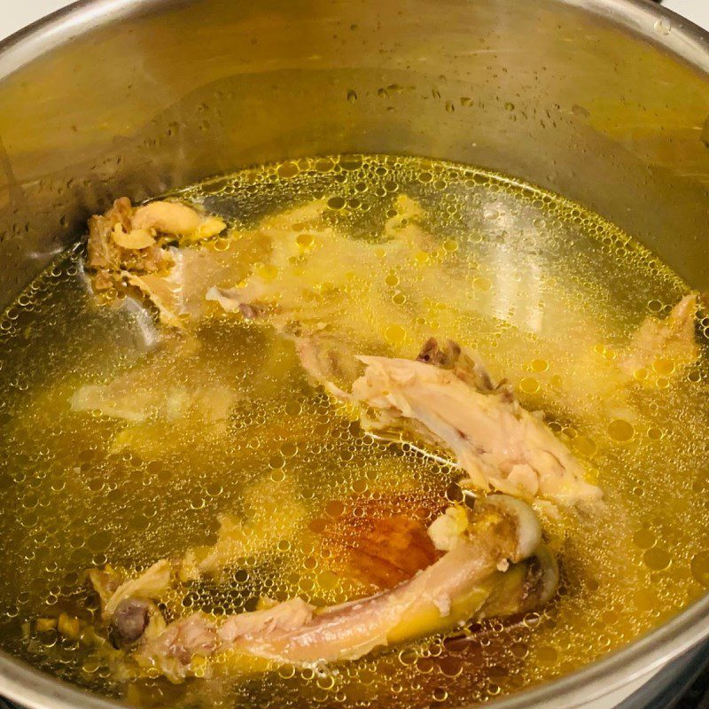 Step 1 Cook chicken broth for Crab Soup with Pork Brain (user-shared recipe)