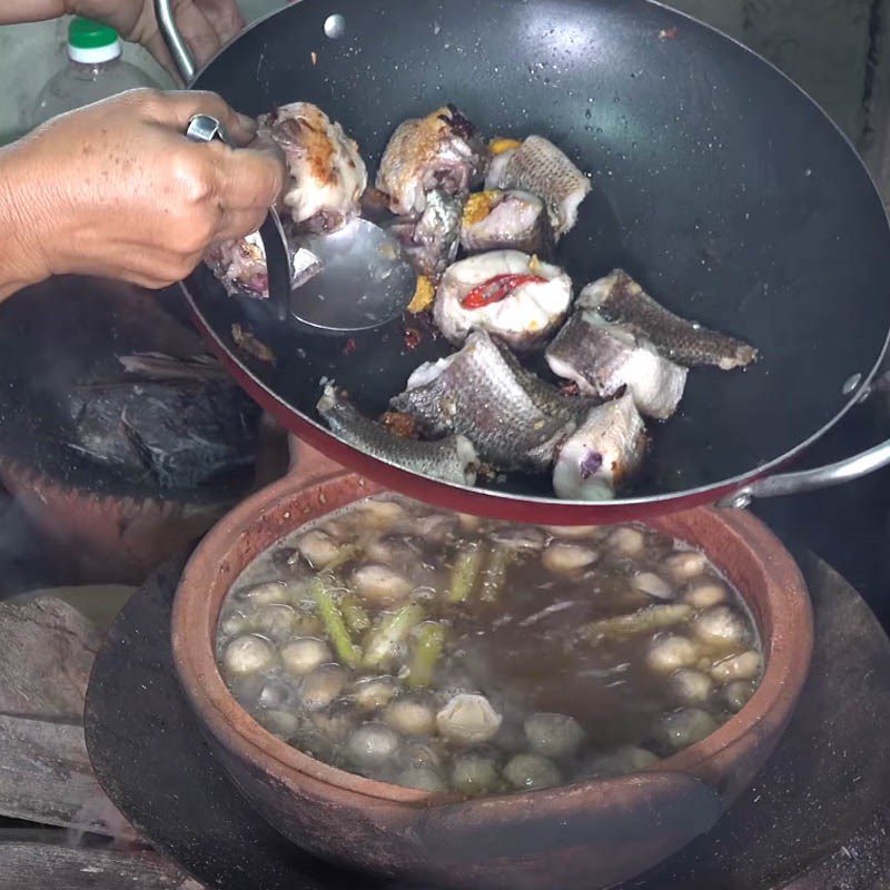 Step 4 Prepare the hot pot broth Snakehead fish hot pot