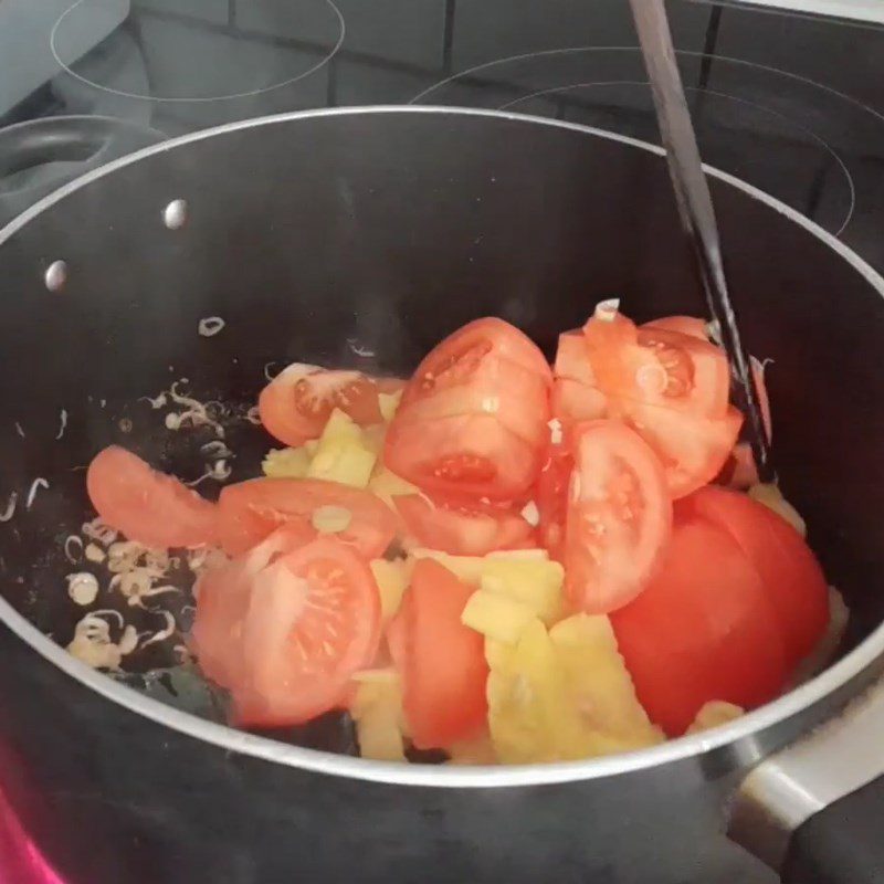 Step 3 Cook the hot pot broth Tuna hot pot