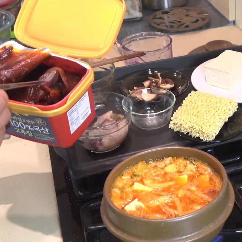 Step 2 Cooking the noodle broth Kimchi noodle soup