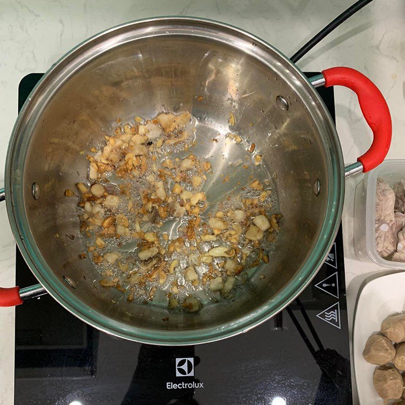 Step 2 Cook the rib broth for pork rib noodles with meatballs (Recipe shared by a user)