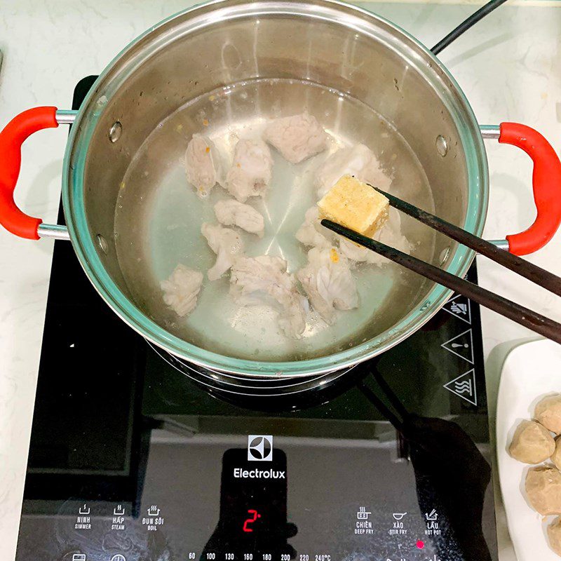 Step 2 Cook the rib broth for pork rib noodles with meatballs (Recipe shared by a user)