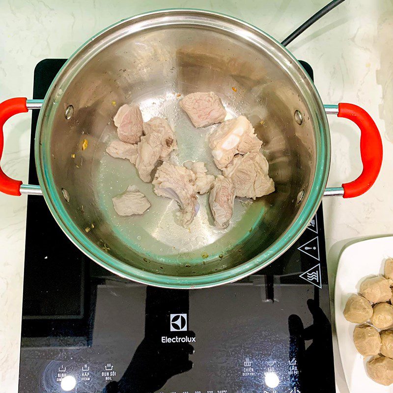 Step 2 Cook the rib broth for pork rib noodles with meatballs (Recipe shared by a user)