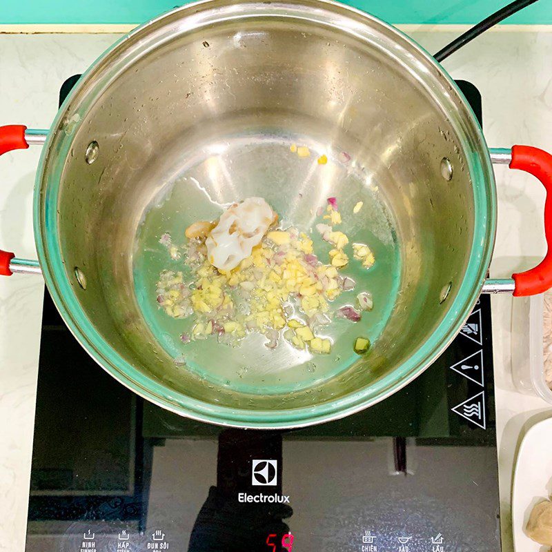 Step 2 Cook the rib broth for pork rib noodles with meatballs (Recipe shared by a user)