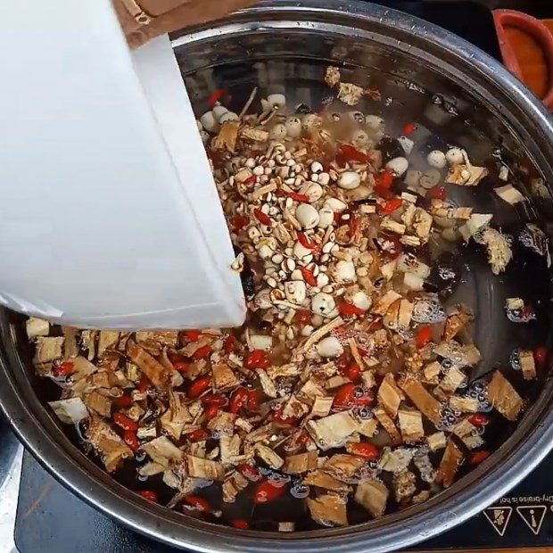 Step 2 Cook herbal broth with pigeon stew