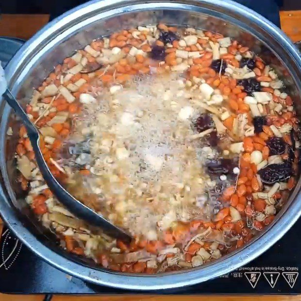 Step 2 Cook herbal broth with pigeon stew