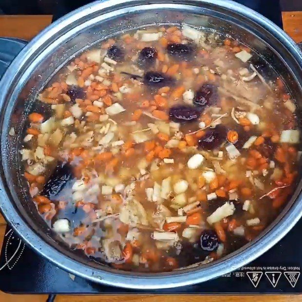 Step 2 Cook herbal broth with pigeon stew