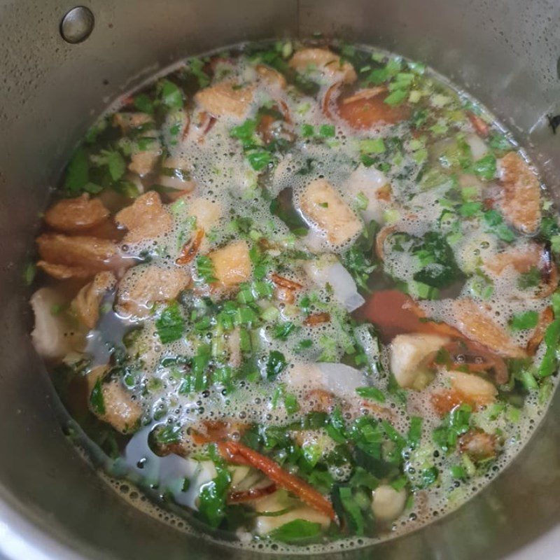 Step 4 Cook the broth and complete the Snail Noodle soup with pork ribs