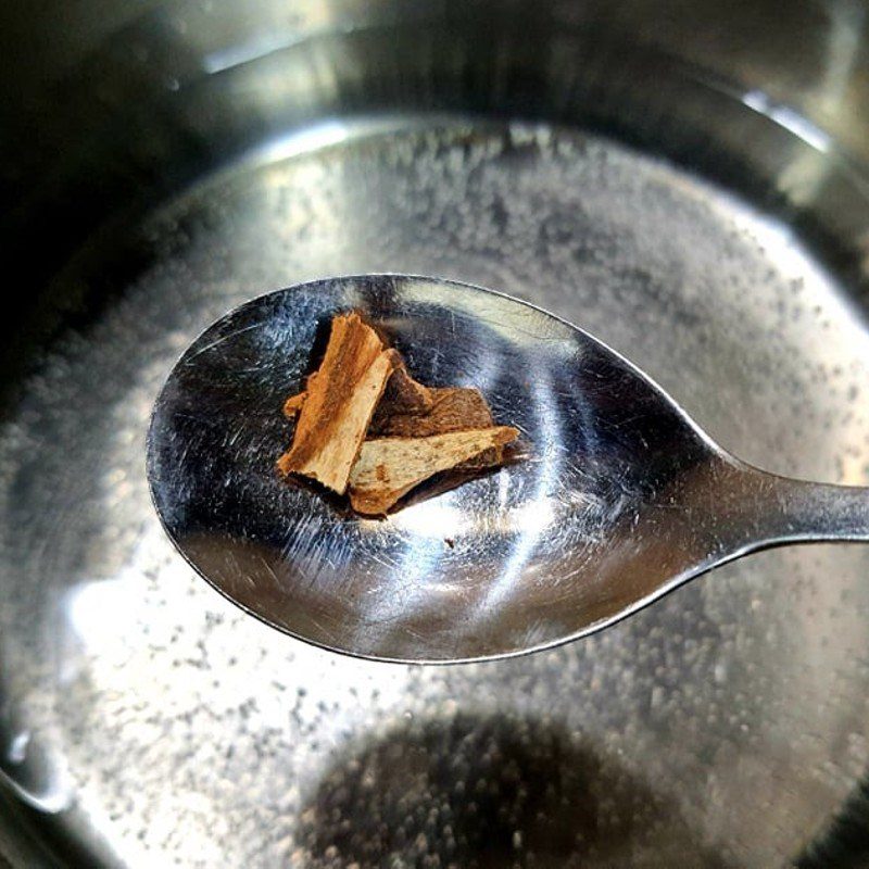 Step 4 Cook the syrup for salty stuffed sticky rice cake