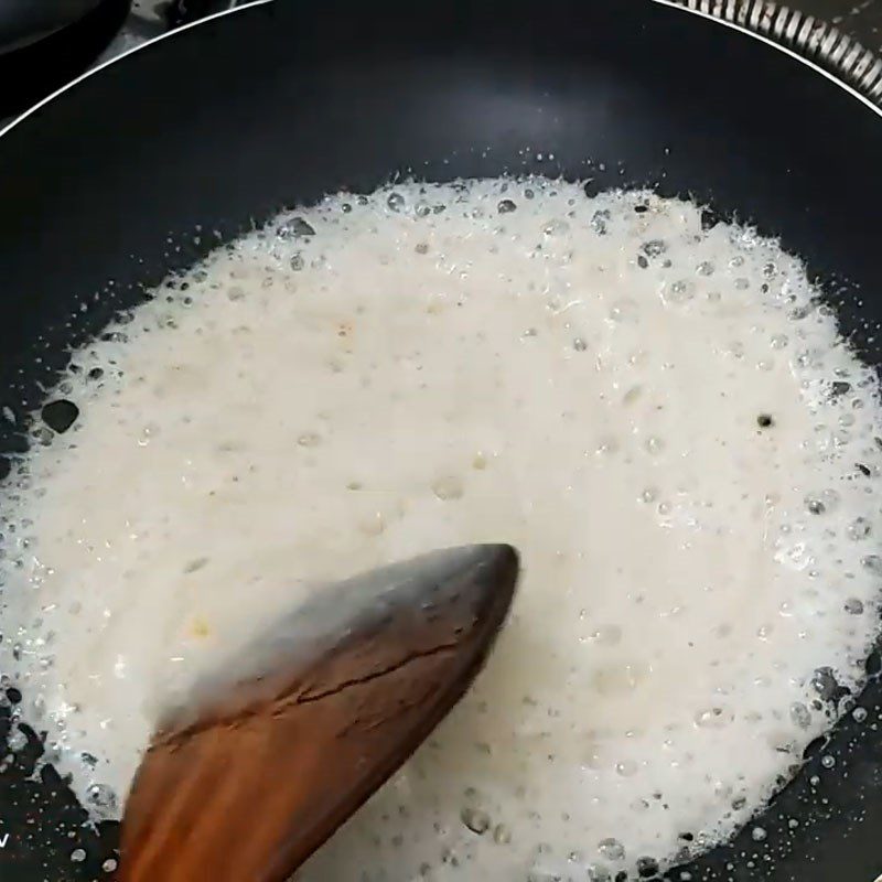 Step 2 Cook the sugar syrup Cút chuột - black sesame candy