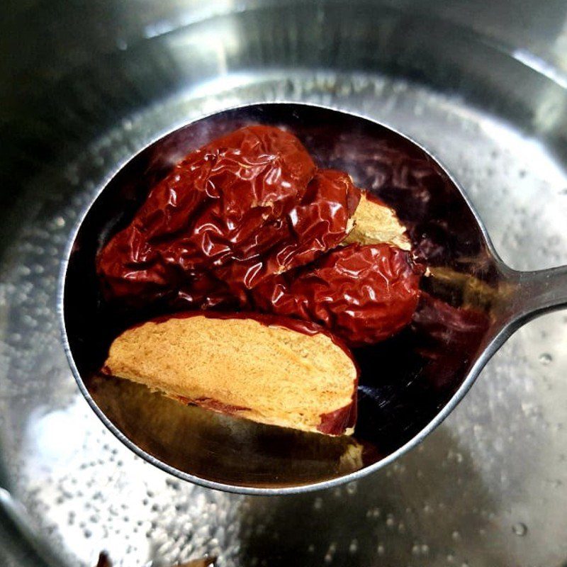 Step 4 Cook the syrup for salty stuffed sticky rice cake