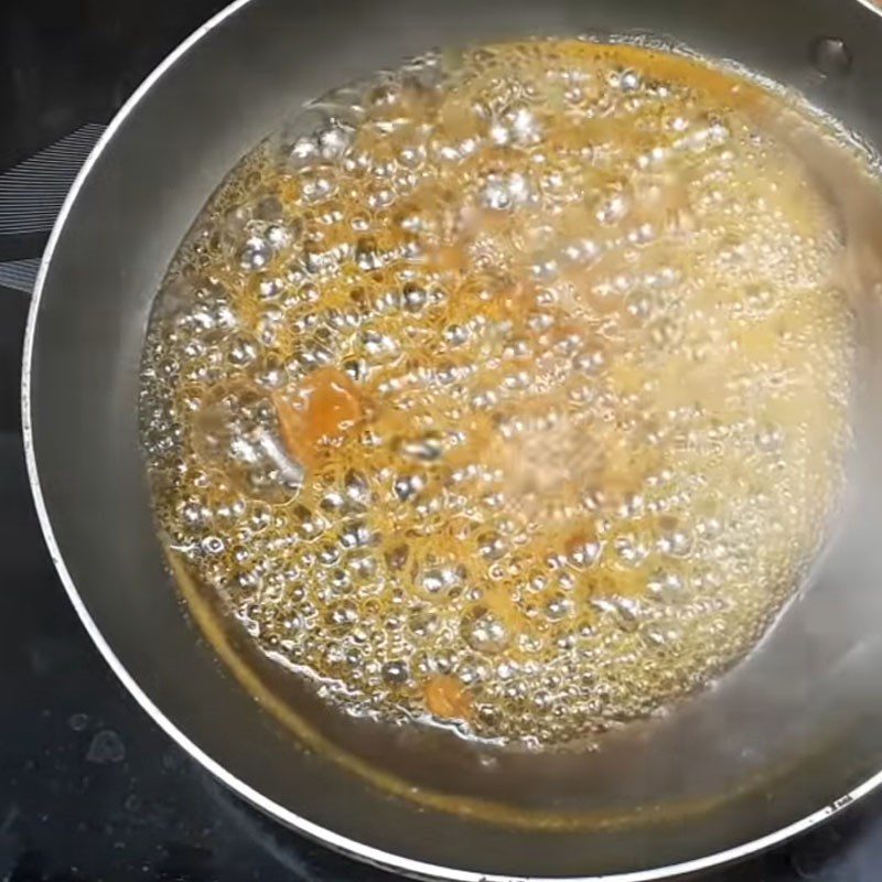 Step 4 Cook the syrup for Bee Sticky Rice with palm sugar